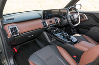 インストゥルメントパネルに合皮のような素材が使われるなど、内装の質感は国内で販売される他のスズキ車とは一線を画す。運転席に電動調整機能が備わるのは「キザシ」以来とのこと。