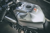 容量15リッターのガソリンタンク。車体色は全3色で、写真の「マットベータシルバーメタリック」のほか「キャンディークロモスフィアレッド」と「グラファイトブラック」が選べる。