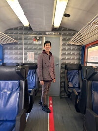 イタリア国鉄シエナ～フィレンツェ線の客室と、ついでに筆者。