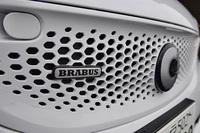 エクステリアではフロントグリルとリアドアの2カ所にBRABUSエンブレムが配される。