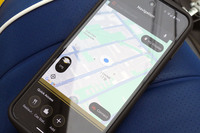 ナビの操作は基本的にスマートフォンで行うのだが、表示・入力がいずれも英語なので要注意。目的地を入力する際は、日本語の表記をコピー＆ペーストするのがいいだろう。