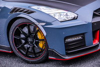 リムが赤く飾られたレイズ製の専用20インチ鍛造アルミホイールは、「GT-R NISMOスペシャルエディション」の専用アイテム。前255/40ZRF20、後ろ285/35ZRF20サイズの「ダンロップSP SPORT MAXX GT 600 DSST」ランフラットタイヤを組み合わせている。