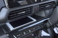 インストゥルメントパネルの中段には、スマートフォンを置くのに適したトレーが設けられている。その傍ら（写真右端）には充電用のUSBポートも。