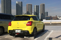 「スイフトスポーツ」のリアビュー。従来モデルより70kgの軽量化を実現。車両重量はMT仕様で970kg、AT仕様で990kg。