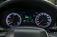 従来の「クラウン」に比べるとメーターパネル内のフォントが小さくなっているが、それでも見た目よりは視認性を重視したデザインだ。