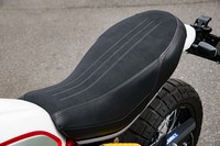 シート高は、かなり高めの860mm。20mm低い840mmとなる「ローシート」（オプション）も選択できる。