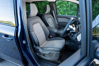 シート表皮はレザー調素材とファブリックの組み合わせ。包み込まれるような座り心地はさすがルノーだ。