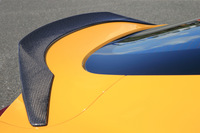 フロントの空力パーツとセットで装着することで、フラットライドなドライブフィールを実現するトランクスポイラー。跳ね上げるのではなく、後方へ延伸させる形状とすることで、伸びやかなフォルムを実現している。