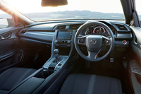 「シビックハッチバック」のインストゥルメントパネルまわり。同車にはCVT車と6MT車が用意される。