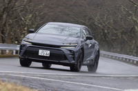 「クロスオーバー」と同様に後輪操舵の「DRS」を標準装備するが、低速域での前輪との逆位相角を強めにするなど、「スポーツ」専用のセッティングが施されている。