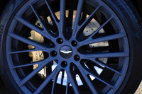 ブレーキは前にφ420mm×40mmの、後ろにφ390mm×32mmのカーボンセラミックディスクを装備。制動力を高めるとともに、合計で40.5kgもバネ下重量を低減している。