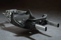 ボディーの骨格をなす「マクラーレン・カーボン・ライトウェイト・アーキテクチャー」。カーボンファイバーのモノコックタブと、その前後に組み合わされるスーパーフォームドアルミニウムのサブフレームで構成されている。