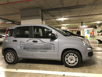 ショッピングセンターの駐車場で見つけた「フィアット・パンダ」の代車。隣町のカロッツェリア（板金工場）のものだった。