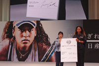 日産ブランドアンバサダーの契約書を手にしてのフォトセッション。早朝に帰国してから間もないためか、大坂選手は、ちょっと眠そう。