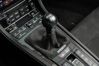 トランスミッションのギア比は、6段MT、7段PDKともに「718ボクスター／718ボクスターS」と同じ。MT仕様で3.89、PDK仕様で3.62という最終減速比も共通である。