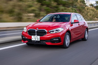プラットフォームを一新、従来のFRからFFへと、ベースとなる駆動方式が変更された新型「BMW 1シリーズ」。5ドアハッチバックのガソリンエンジン搭載車のみのラインナップで、2019年8月29日に日本導入がスタートした。初代、2代目を合わせ、日本ではこれまで約10万台の「1シリーズ」が販売されたという。
