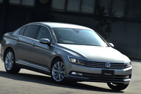 
	素早い加速をみせる「パサートTSIエレガンスライン」。スポーティーな走りを可能とするパドルシフトも備わる。
	