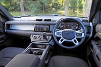 奥行きのないダッシュボードは本格オフローダーならでは。ドアパネルのボルトなど構造物をあえて露出させているのがユニークだ。