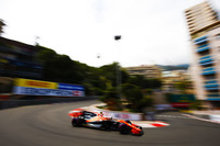 モナコで予選Q3進出を果たしたマクラーレンのストフェル・バンドールン（写真）。しかしQ2中にクラッシュしてしまい、さらに前戦スペインGPでフェリッペ・マッサと接触したことで3グリッド降格ペナルティーを受け12番グリッドからスタートすることに。レースでは10位を走行し今季初得点の可能性もあったが、セーフティーカー明けにターン1を曲がり切れず、ウォールに突っ込みリタイア。マクラーレンは、今シーズンまだポイント獲得がない唯一のチームである。（Photo=McLaren）