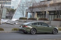 流麗なルーフラインが美しい4ドアクーペ「アウディRS 5スポーツバック」。ボディーカラーはマイナーチェンジを機に新規設定された「ディストリクトグリーンメタリック」。