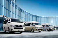 「トヨタ・ハイエース」の直近の改良は2022年4月。予防安全装置のパーキングサポートブレーキを標準装備としたほか、ディーゼル車の燃費改善を図っている。写真向かって左から「ハイエース バン／ワゴン／コミューター」。