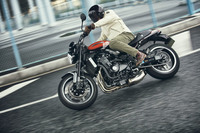 「Z900RS」はアシスト＆スリッパークラッチを装備。急なシフトダウンなど過度なエンジンブレーキが掛かった際、リアタイヤのホッピングやスリップを低減させる。