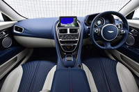 有機的なラインで構成される「アストンマーティンDB11」のインテリア。センターコンソールの上部には、8インチディスプレイが配される。