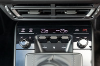 シフトセレクター前方に並んだスイッチ類。ボリューム調整にはダイヤルを、エアコンの温度とファンの調整にはトグルスイッチを使うなど、タッチ操作との使い分けが巧妙だ。