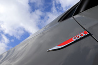 エクステリアでは、フロントグリルとリアハッチ、フロントフェンダー左右の計4カ所に「GTI」のエンブレムが備わる。