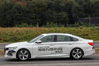 減速・停車時にはハザードランプとホーンで周辺車両に注意を促し、衝突事故の危険を低減する。