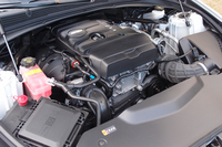 最高出力276ps、最大トルク40.8kgmを発生する2リッター直4ターボエンジン。アイドリングストップから復帰する際にほとんど振動が伝わらない点も印象的に残った。