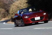 「インダクションサウンドエンハンサー」は、エンジンの吸気を利用して発生させた音を車内に伝え、エンジンの鼓動感を増幅させるシステムだ。今回の改良ではエアクリボックスに開口部を追加したほか、ゴム製のジャバラだったチャンバーを筒内にメッシュ状の振動版を備えた構造に変更。低負荷の状態からでも効能が感じられるようになった。「RS」グレードに標準で、その他のグレードに純正アクセサリーとして用意される。