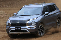 PHEVならではの環境性能はもちろん、高い動力性能も新型「アウトランダー」の特長。パワフルな後輪用モーターと全輪制御システム「S-AWC」が実現する走りは、ライバルにはない魅力だ。（写真：荒川正幸）