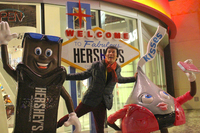 米国といえばハーシーのチョコレート。同社の「チョコレートワールド」前で、思わず「ギブミー、チョコレート！」と叫ぶ筆者。