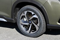 「アドバンス」専用の18インチホイール。今回の試乗車は、ヨコハマのスタッドレスタイヤ「アイスガードG075」を装着していた。
