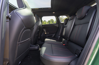 「ジョンクーパーワークスＥ」にも後席は備わっているが、「ジョンクーパーワークス エースマンＥ」は5ドアというのがストロングポイント。全長4mちょっとのクルマとしては足元は広い。