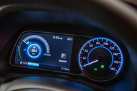 アナログ式のメーターと7インチのディスプレイを組み合わせたメーターパネル。バッテリー容量やバッテリー温度、予想充電時間などが表示される。