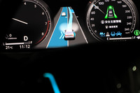 ハンズフリー走行中は、同一車線上の自動走行はもちろん、ナビゲーションで目的地を設定しておけば、前走車の追い越しや分岐に際しての車線変更などもシステムが行ってくれる。