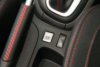 走行モードを切り替える「R.S.ドライブ」のスイッチ。「ルーテシアR.S.」には「ノーマル」「スポーツ」「レース」の3つのモードが備わっており、レースモードを選択するとESCがオフになる。