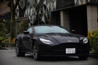 「DB11」では、接着型のアルミプラットフォーム、5.2リッターV12ツインターボエンジンともに完全新設計となっている。