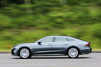 新型「A7スポーツバック」は全車に最高出力340ps、最大トルク500Nmの3リッターV6ターボエンジンを搭載。「A8」と同様のマイルドハイブリッド機構も備えている。