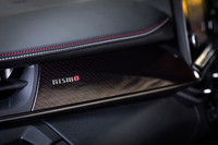 助手席側のダッシュボードに備わる「nismo」のロゴ入りレッドカーボン調パネル。レッドとグレーのステッチやダークシルバーのインストゥルメントモールも、「ノート オーラNISMO」の特徴的なデザイン要素だ。