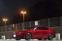 グローバル市場では、メルセデスの「Cクラス」やBMWの「3シリーズ」などとしのぎを削るDセグメントのプレミアムセダン「レクサスIS」。今回試乗した「IS300“Fスポーツ”」のボディーサイズは全長×全幅×全高＝4710×1840×1435mm、ホイールベースは2800mm。車両本体価格は535万円ナリ。