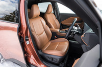 シート表皮はぜいたくなセミアニリン本革。「ヤリス クロス」よりも着座位置をより低く設定できるようになっている。