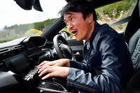 「プジョー508」のピアノの鍵盤のようなスイッチ類にもダンディズムを感じる。