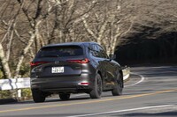 足まわりはフロントがダブルウイッシュボーンでリアがマルチリンク。後ろの突き上げが強いという傾向は「PHEV」でも大きくは変わっていなかった。