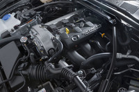 「ロードスターRF」の2リッター直4エンジン。ピストン、コンロッドといった回転系パーツの軽量化や、高回転域における吸気量アップ、燃焼期間の短縮などにより、マイナーチェンジ前に比べて全回転域でトルクが増大した。最大トルクは5Nm増しの205Nmとなっている。