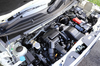 試乗車のパワーユニットは排気量658ccの直3ターボエンジンにマイルドハイブリッド機構を組み合わせたもの。力強い走りに加え、4WD車でもカタログ燃費は20km/リッター超（WLTCモード）と、高い環境性能を実現している。