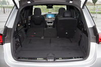 荷室の容量は、最大で2055リッターにまで拡大できる。写真は2列目右側席を残し、2列目および3列目を倒した状態。