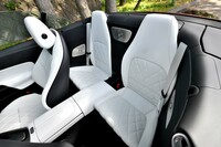 身長150cmまでのただし書きが付く後席だが、手荷物置き場としては十分。この空間にBurmesterサウンドシステムのスピーカーが3つ装着される。